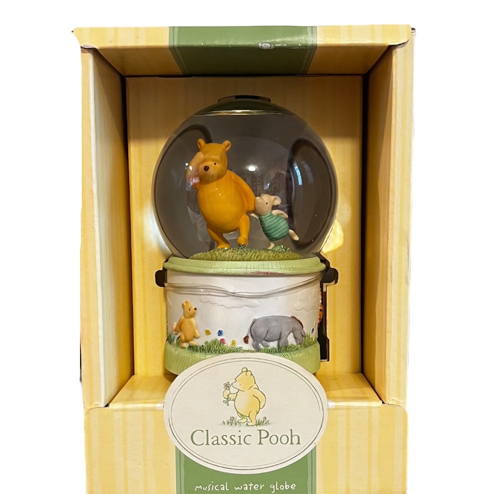 NIB Classic Pooh Musical Snow Globe